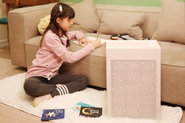 kid sitting next to sa600