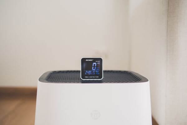 A PM2.5 detector showing great air quality on the Sqair