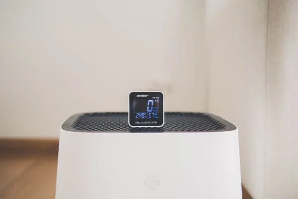 A PM2.5 detector showing great air quality on the Sqair