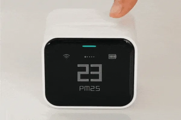 a finger swiping over the qingping lite air monitor