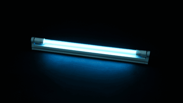 หลอดไฟแสงยูวีในที่มืด